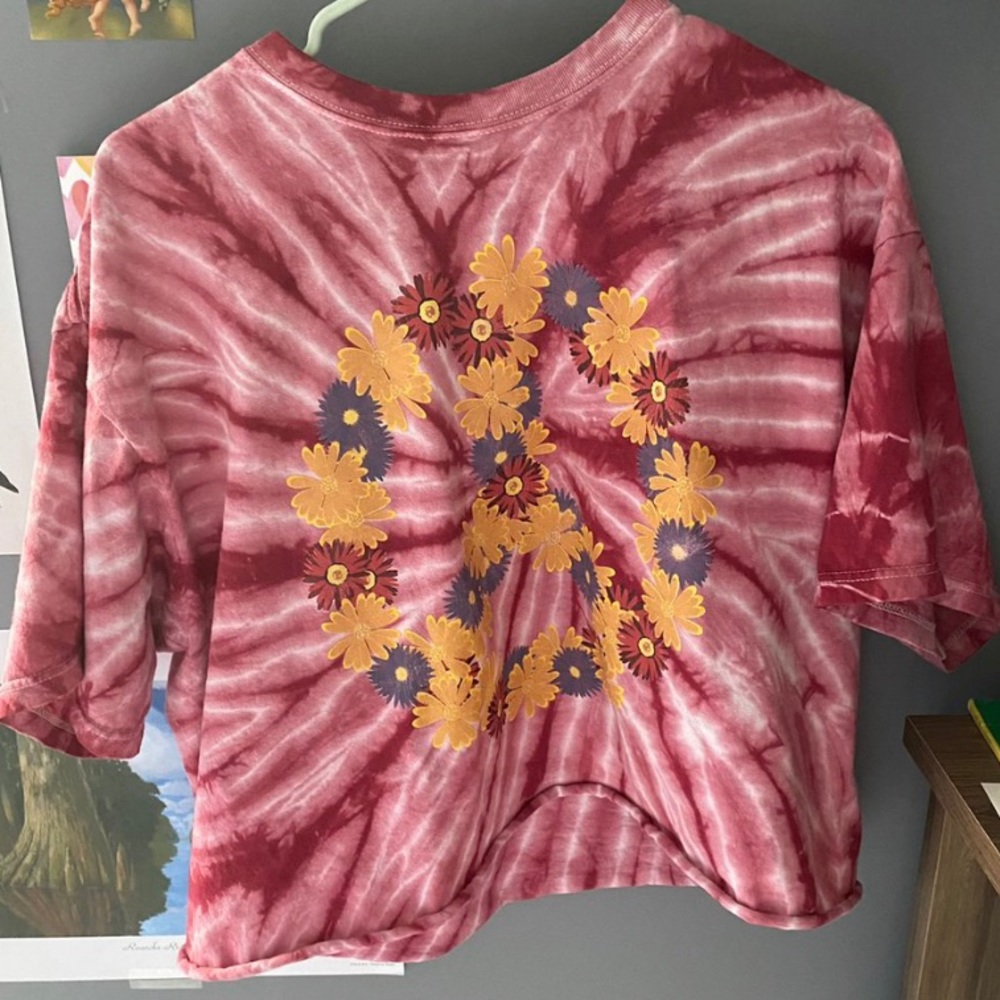 cropped pink/white tie dye floral peace sign shirt